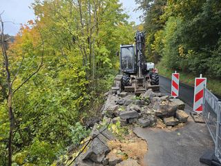 Naprawiają murek przy drodze do Jagniątkowa