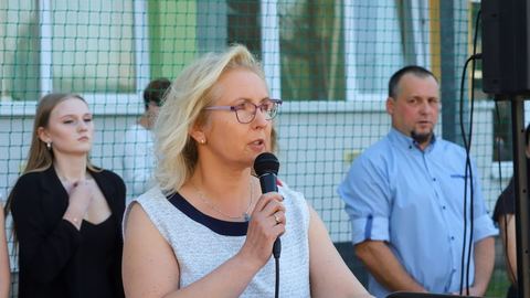Wielu nauczycieli ma swoje pasje. Na zdj. śpiewająca dyrektorka ZSOiT w Jeleniej Górze