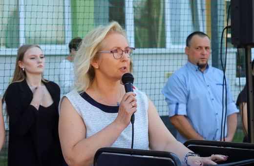 Wielu nauczycieli ma swoje pasje. Na zdj. śpiewająca dyrektorka ZSOiT w Jeleniej Górze