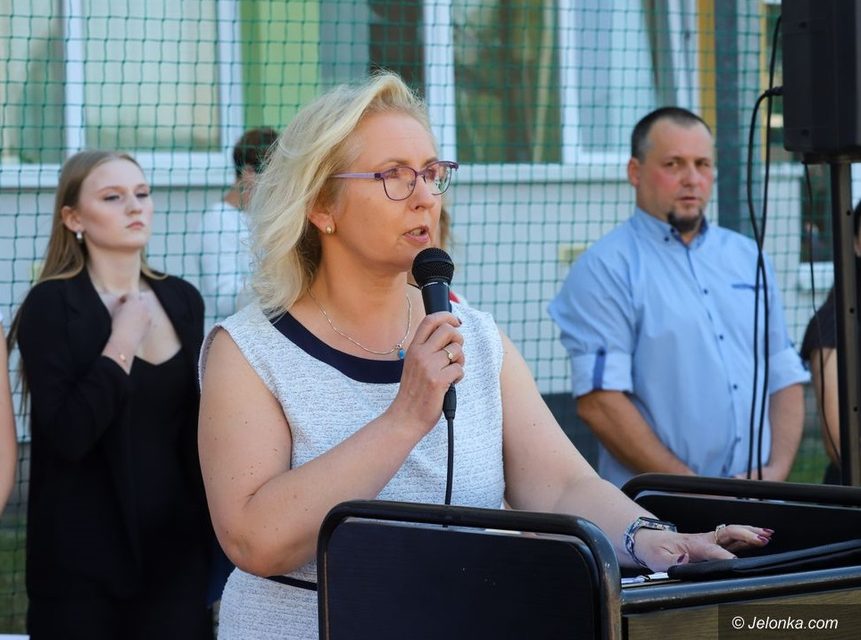 Wielu nauczycieli ma swoje pasje. Na zdj. śpiewająca dyrektorka ZSOiT w Jeleniej Górze