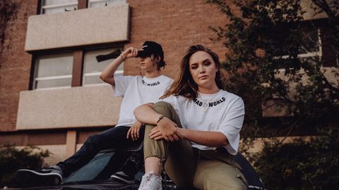 Styl streetwear – czym się wyróżnia i jak go nosić?