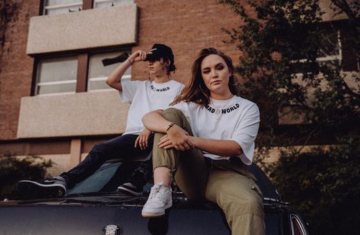 Styl streetwear – czym się wyróżnia i jak go nosić?