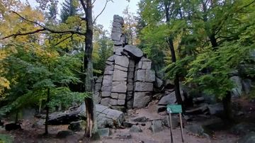 Krzywe Baszty w Górach Izerskich – nieludzką ręką utworzone