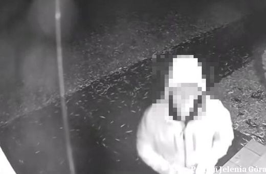Zemsta zakończona zarzutem. Policjanci zatrzymali mężczyznę podejrzanego o zniszczenie kamer monitoringu