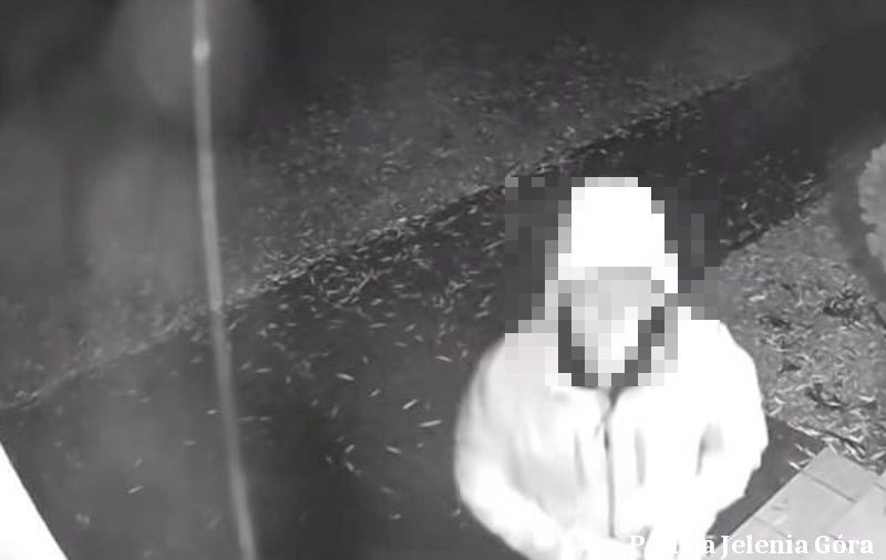 Zemsta zakończona zarzutem. Policjanci zatrzymali mężczyznę podejrzanego o zniszczenie kamer monitoringu