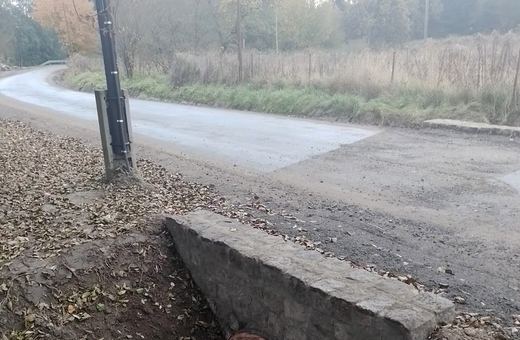 Roboty na drodze zniszczonej przez powódź