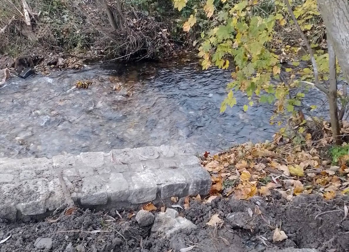 Roboty na drodze zniszczonej przez powódź