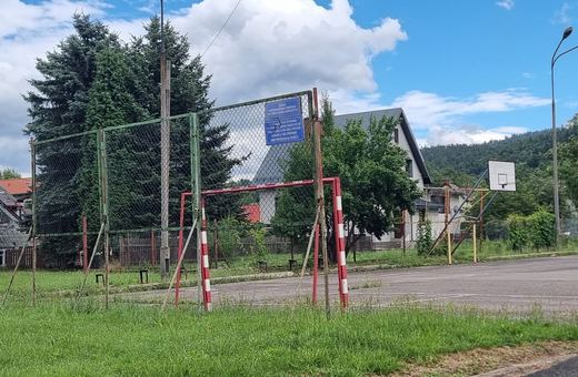 Zapuszczone boisko do remontu