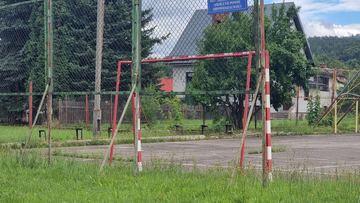 Zapuszczone boisko do remontu