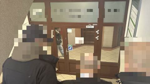 Zatrzymany po ponad dwóch latach ukrywania się. Poszukiwany listem gończym 38–latek w rękach jeleniogórskich policjantów