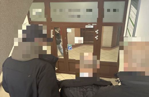 Zatrzymany po ponad dwóch latach ukrywania się. Poszukiwany listem gończym 38–latek w rękach jeleniogórskich policjantów