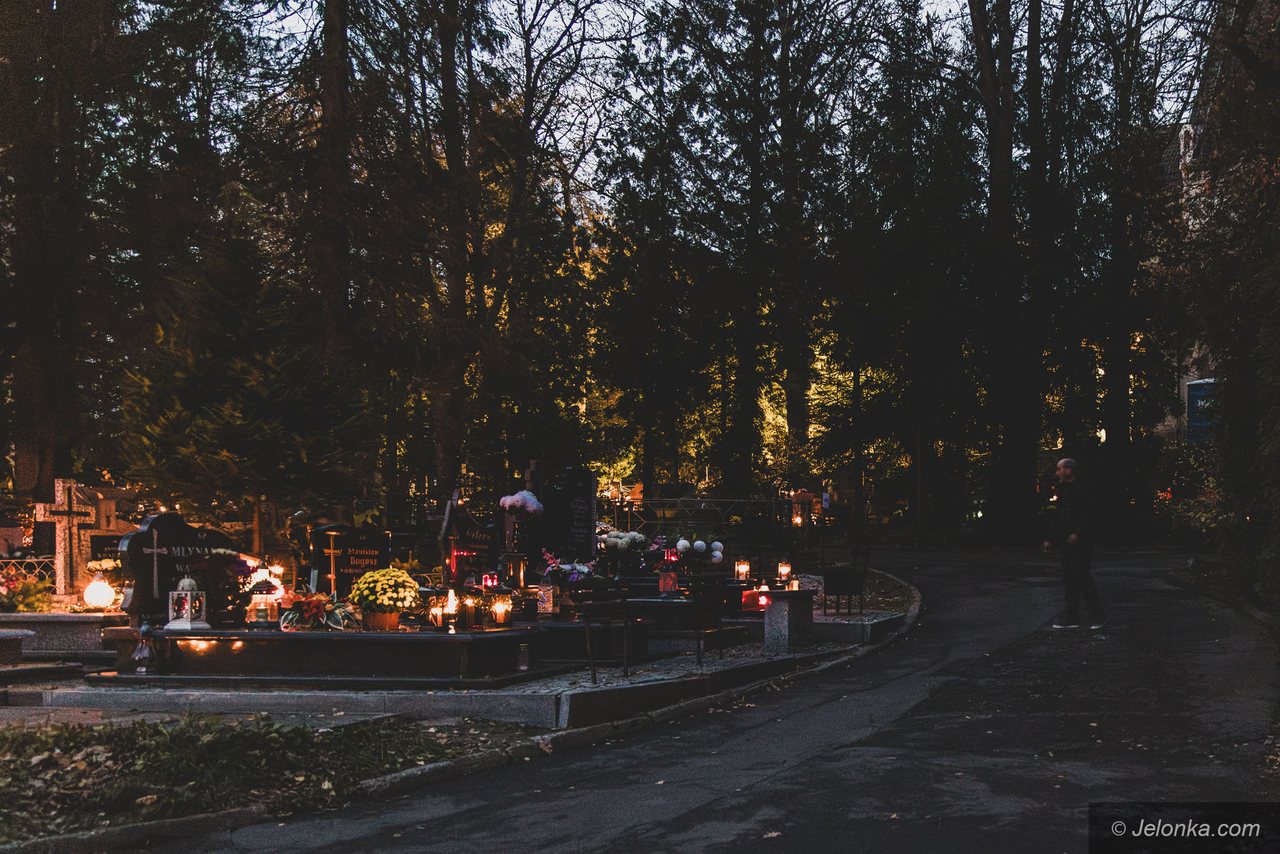Oni zmarli. Zapisali się w zbiorowej pamięci
