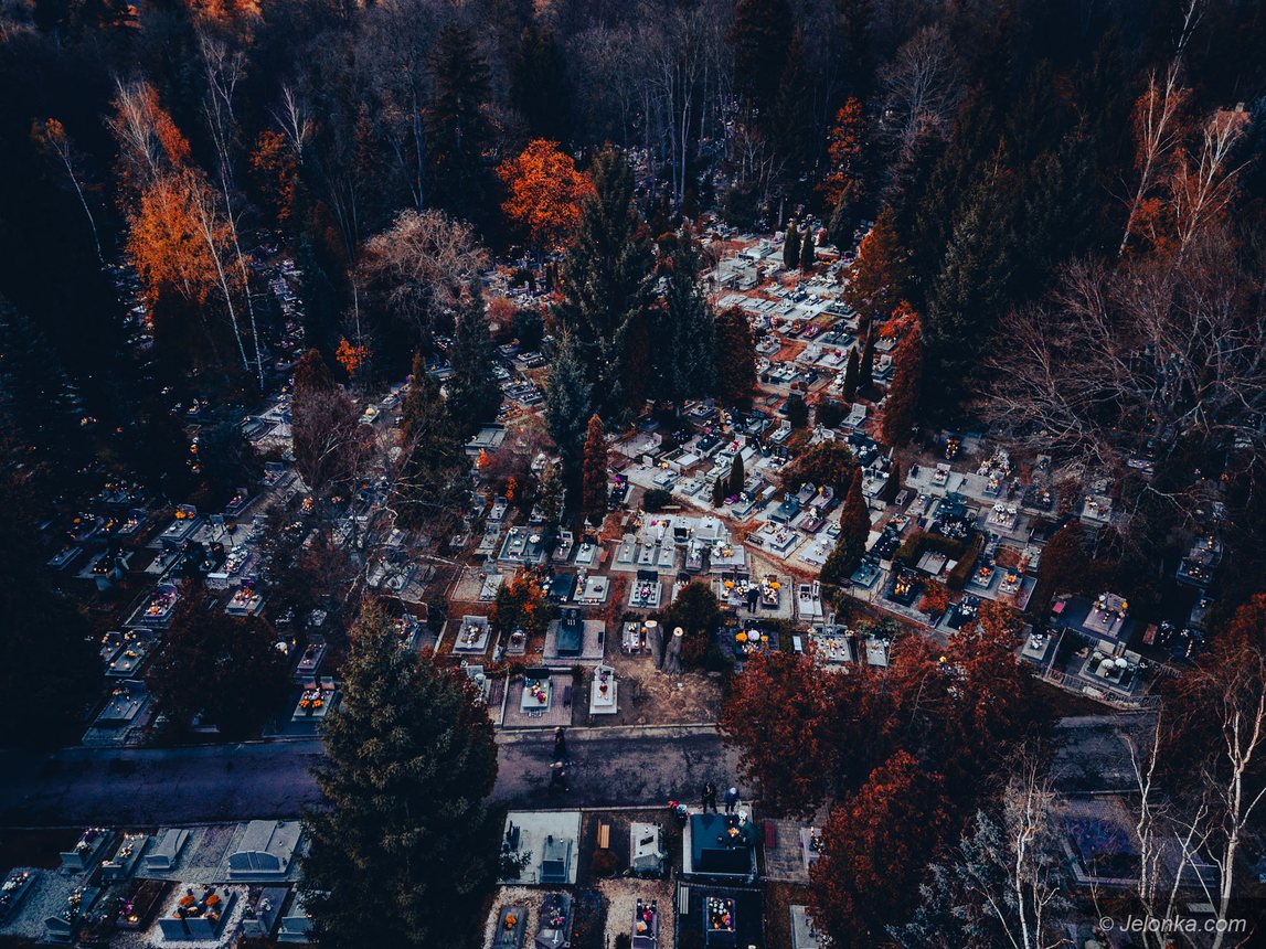Oni zmarli. Zapisali się w zbiorowej pamięci