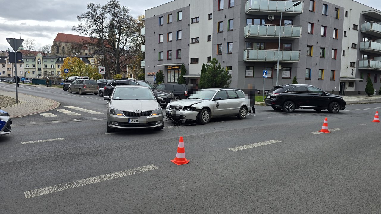 Zagapił się na skrzyżowaniu