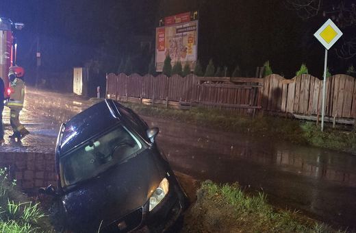 Auto w rowie w Łomnicy