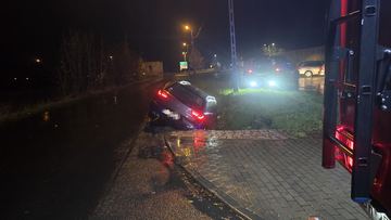 Auto w rowie w Łomnicy