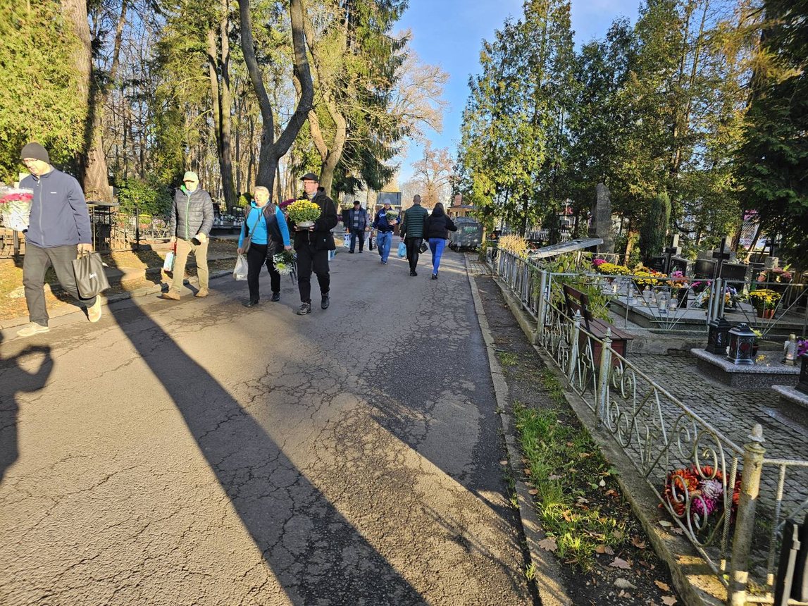 1 listopada – na cmentarzach tłoczno