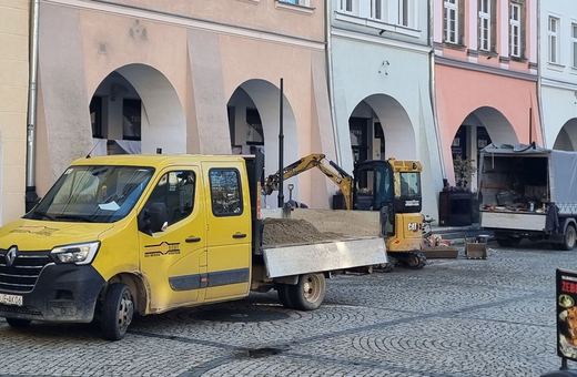 Kolorowy ratusz na Mikołajki