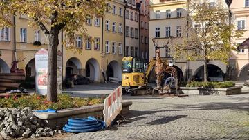 Kolorowy ratusz na Mikołajki