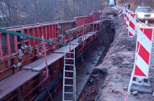 Naprawiają murek przy drodze do Jagniątkowa