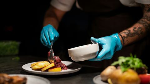 Keto na talerzu – jak catering ketogeniczny zmienia sposób, w jaki jemy?
