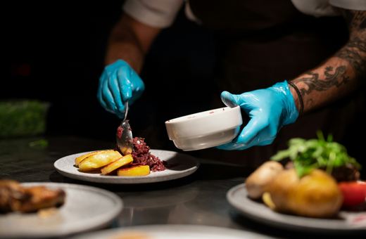 Keto na talerzu – jak catering ketogeniczny zmienia sposób, w jaki jemy?