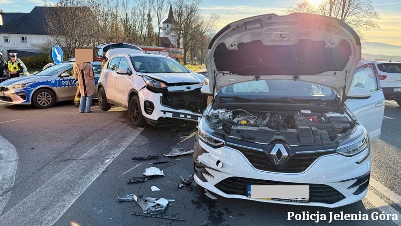 Zderzenie Kia z Renault w Radomierzu