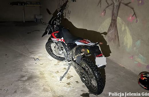 Policjanci z Jeleniej Góry odzyskali skradziony motorower i zatrzymali mężczyznę podejrzanego o jego kradzież