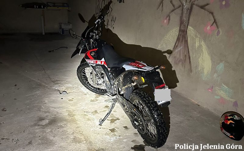 Policjanci z Jeleniej Góry odzyskali skradziony motorower i zatrzymali mężczyznę podejrzanego o jego kradzież