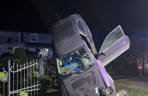 Stracił panowanie i wylądował na płocie