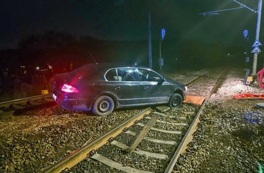 Auto w pułapce na torach