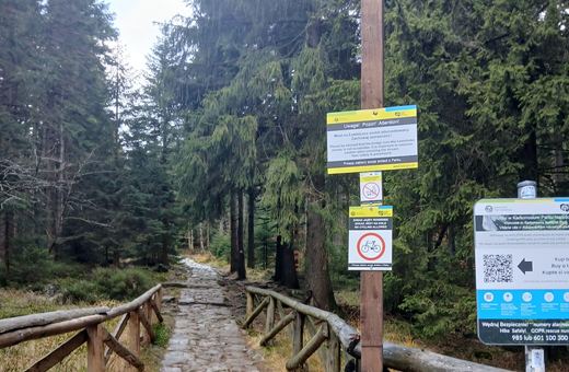 Mostek na Łomniczce zdemontowany – szlak wciąż otwarty