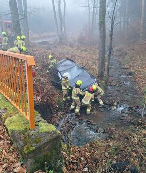 Auto wylądowało w potoku