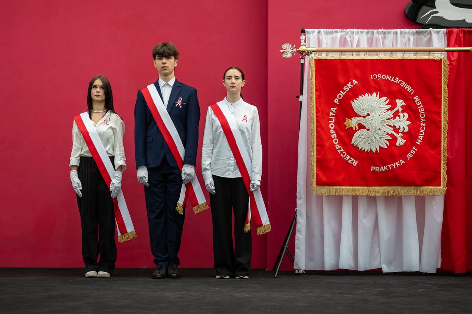 Nadanie nowego sztandaru w TEB Edukacja