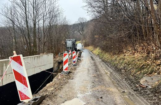 Uszkodzone kable opóźnią odbudowę muru?