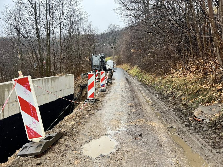 Uszkodzone kable opóźnią odbudowę muru?