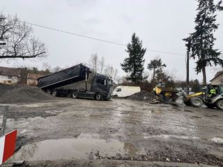 Krawężniki i nawierzchnia do naprawy