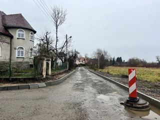 Krawężniki i nawierzchnia do naprawy