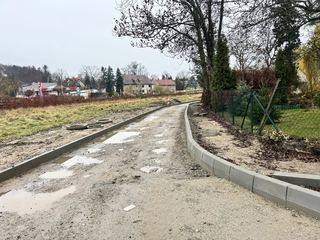 Krawężniki i nawierzchnia do naprawy