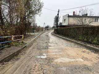 Krawężniki i nawierzchnia do naprawy