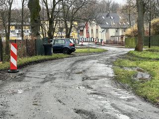 Krawężniki i nawierzchnia do naprawy