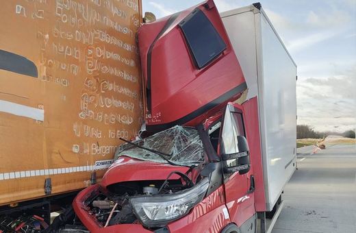 Bus wbił się w naczepę TIR–a