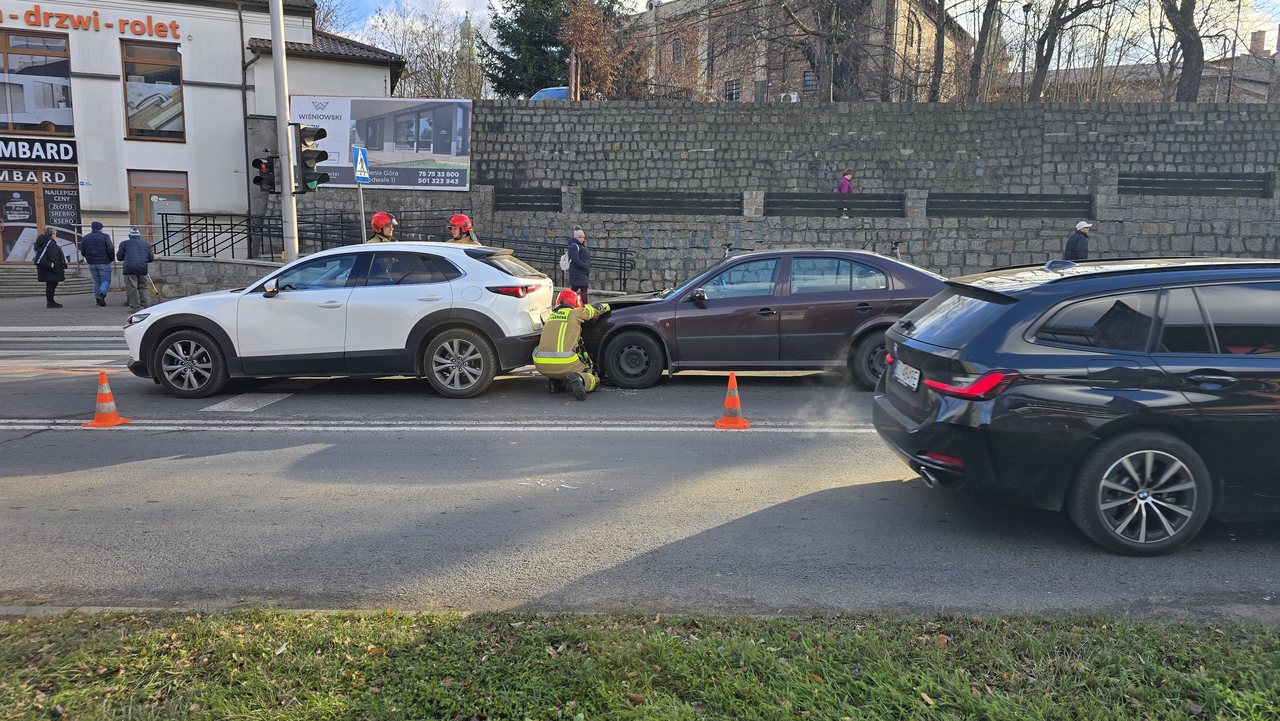 Skoda wjechała w Mazdę na Podwalu