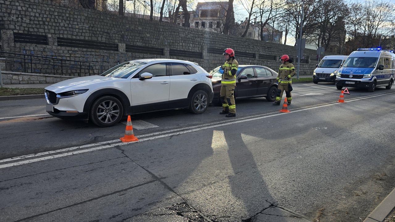Skoda wjechała w Mazdę na Podwalu