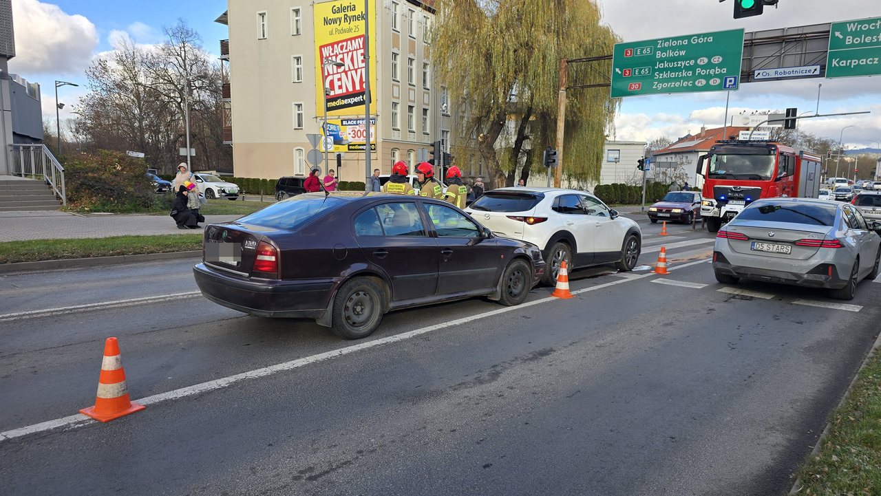 Skoda wjechała w Mazdę na Podwalu
