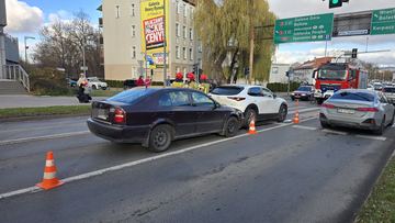 Skoda wjechała w Mazdę na Podwalu