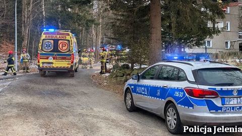 Policjanci z Karpacza ryzykowali życiem, ratując osiem osób z płonącego budynku