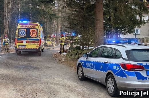 Policjanci z Karpacza ryzykowali życiem, ratując osiem osób z płonącego budynku