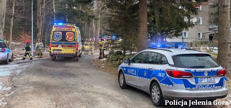 Policjanci z Karpacza ryzykowali życiem, ratując osiem osób z płonącego budynku