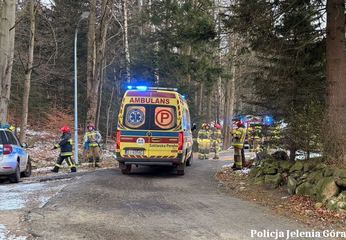 Policjanci z Karpacza ryzykowali życiem, ratując osiem osób z płonącego budynku